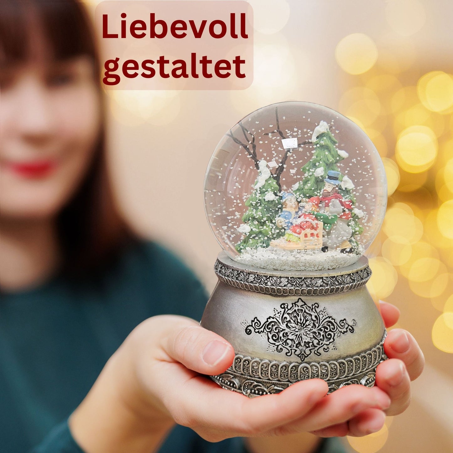 Nostalgische Schneekugel Winterspaziergang mit Familie auf Zinnsockel 100 mm Durchmesser mit Spieluhr - Schneekugelhaus