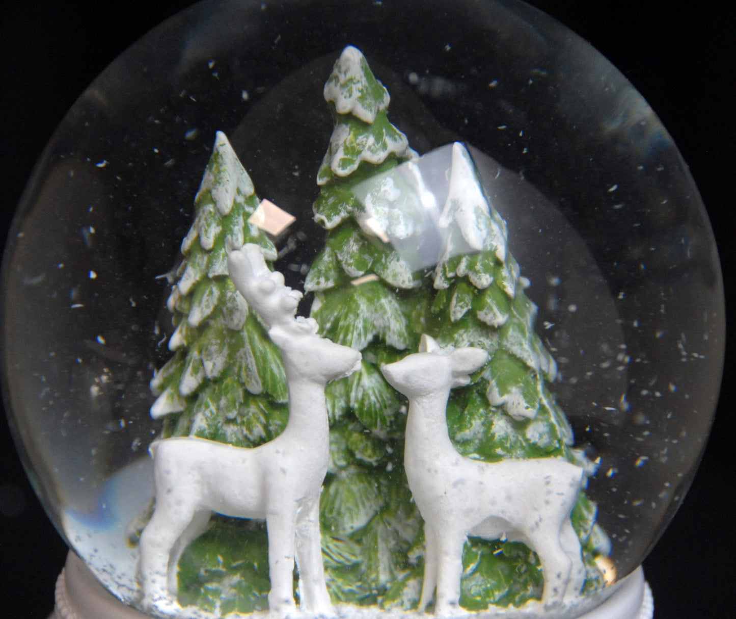 Schneekugel 2 Rehe auf Sockel weiß eck "PURE - Line" 10 cm Durchmesser - Schneekugelhaus