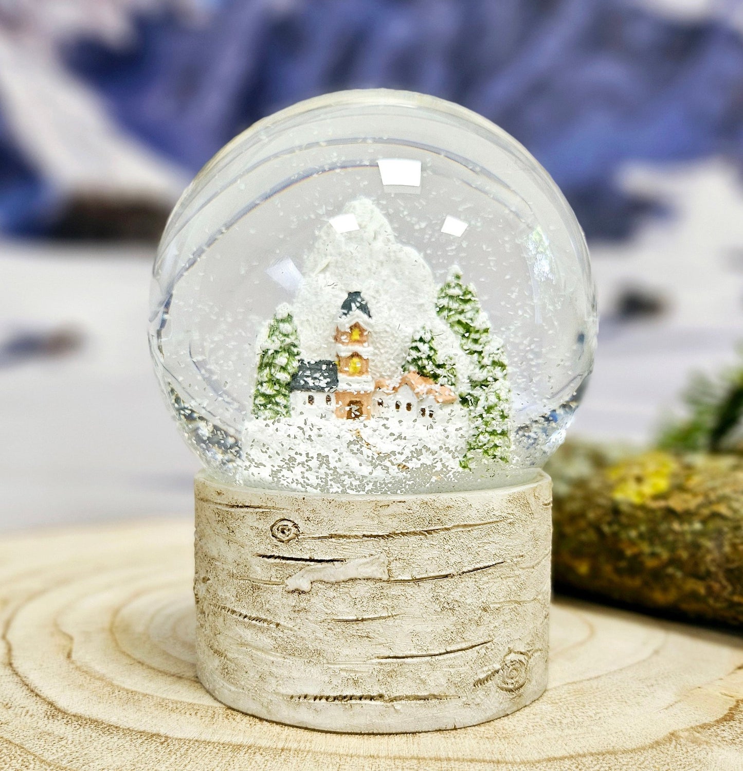 Schneekugel Bergdorf auf Holzsockel "Country - Line" 10 cm Durchmesser - Schneekugelhaus
