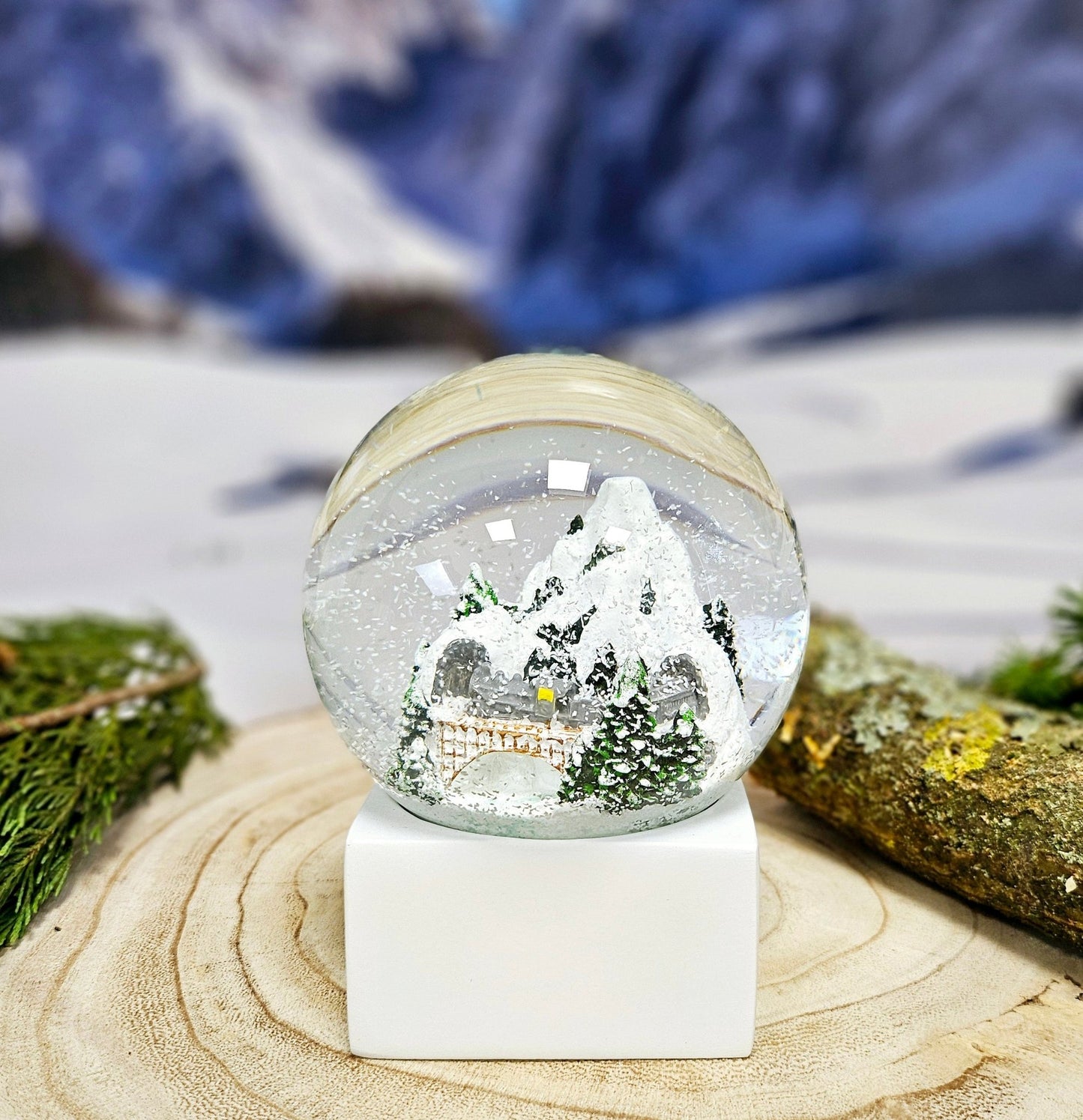Schneekugel Berge mit Brücke auf Sockel weiß eck "PURE - Line" 10 cm Durchmesser - Schneekugelhaus