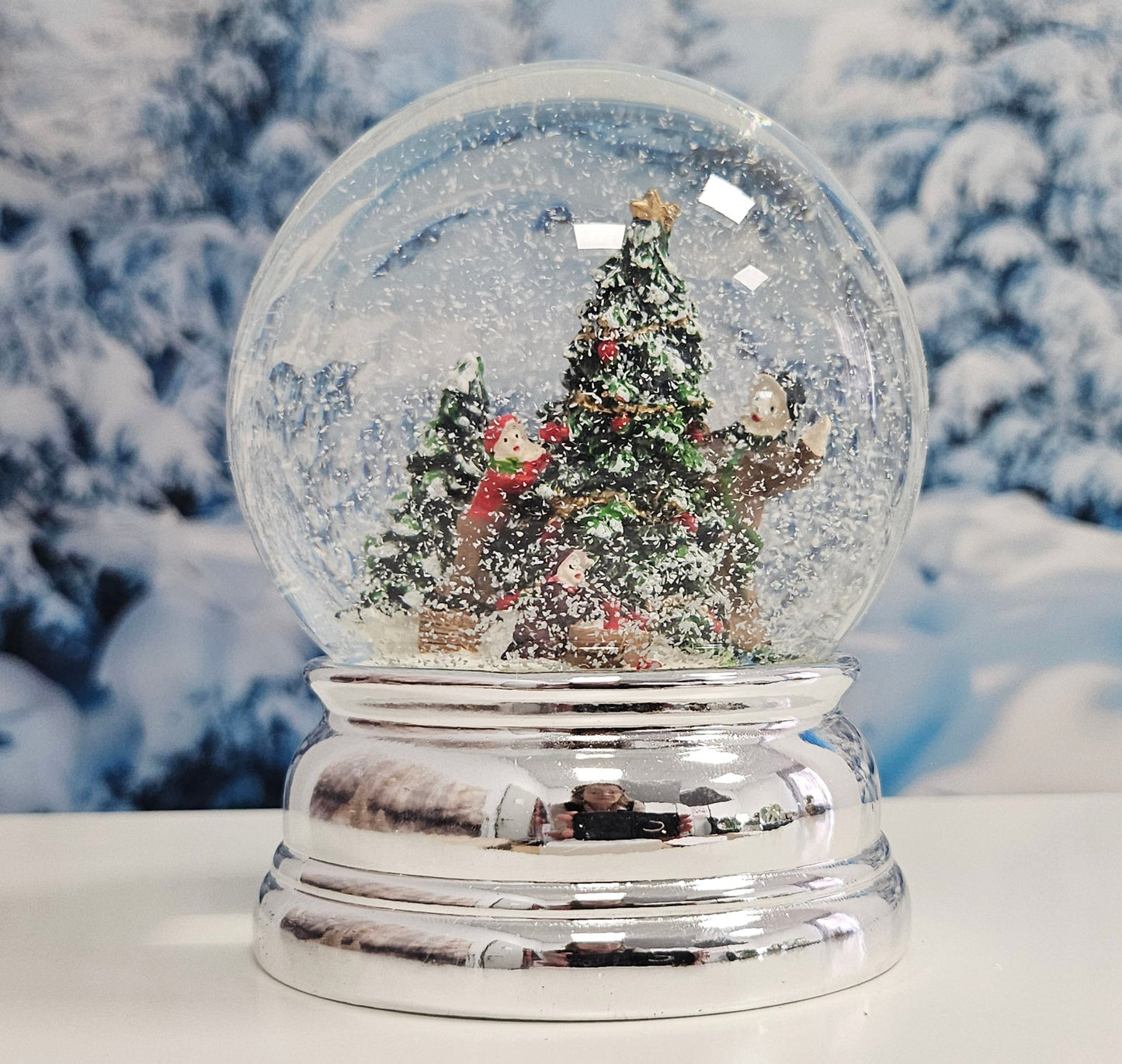 Schneekugel Christbaum schmücken auf Sockel silber rund geschwungen 10 cm Durchmesser - Schneekugelhaus