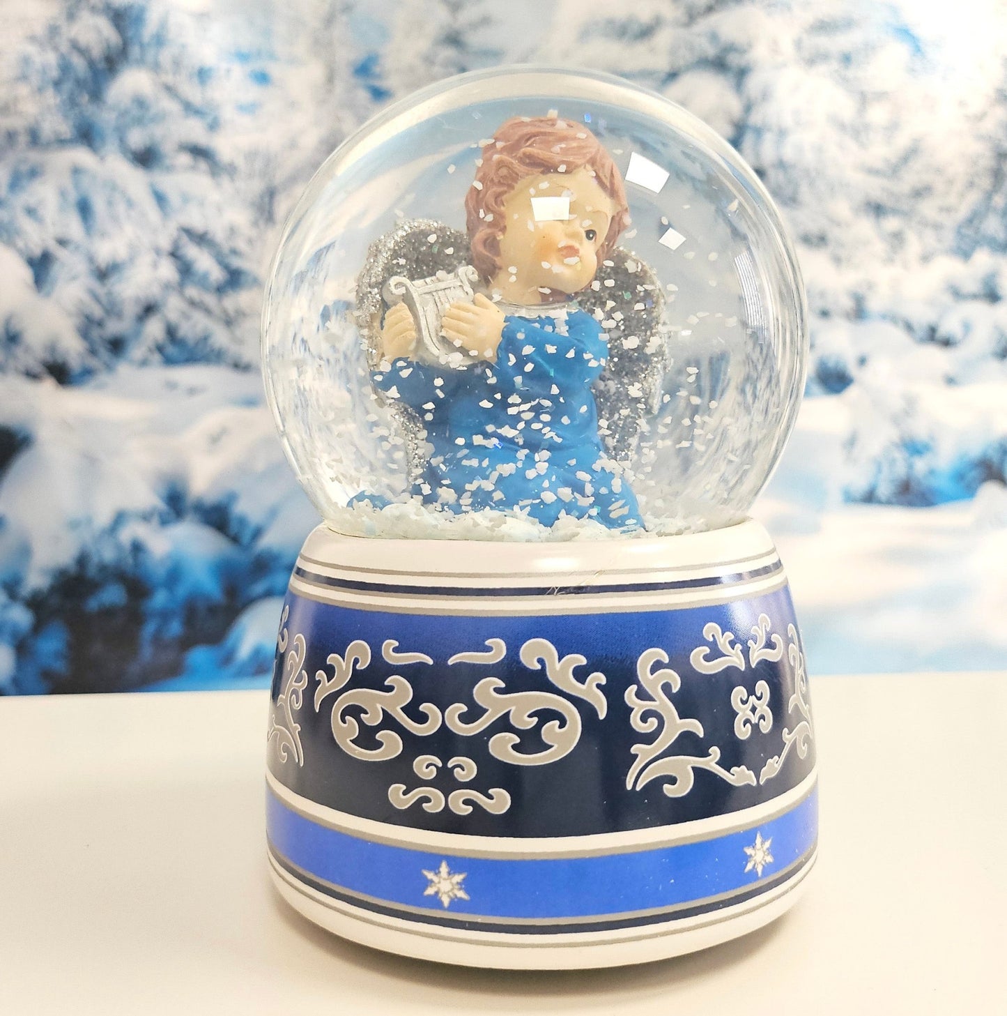Schneekugel Engel blau mit Harfe mit Spieluhr 100 mm Durchmesser - Schneekugelhaus