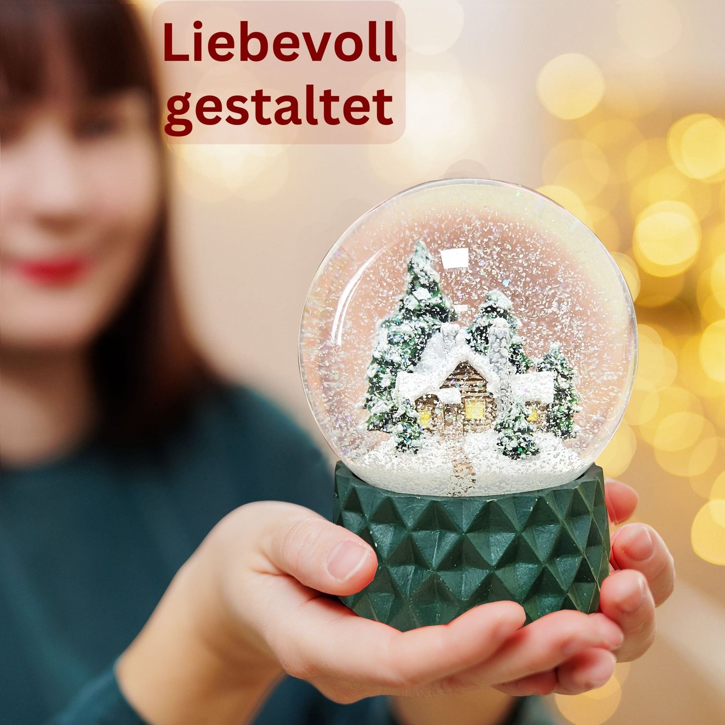 Schneekugel Hüttenzauber auf Sockel grün kubisch "PURE - Line" 10 cm Durchmesser - Schneekugelhaus