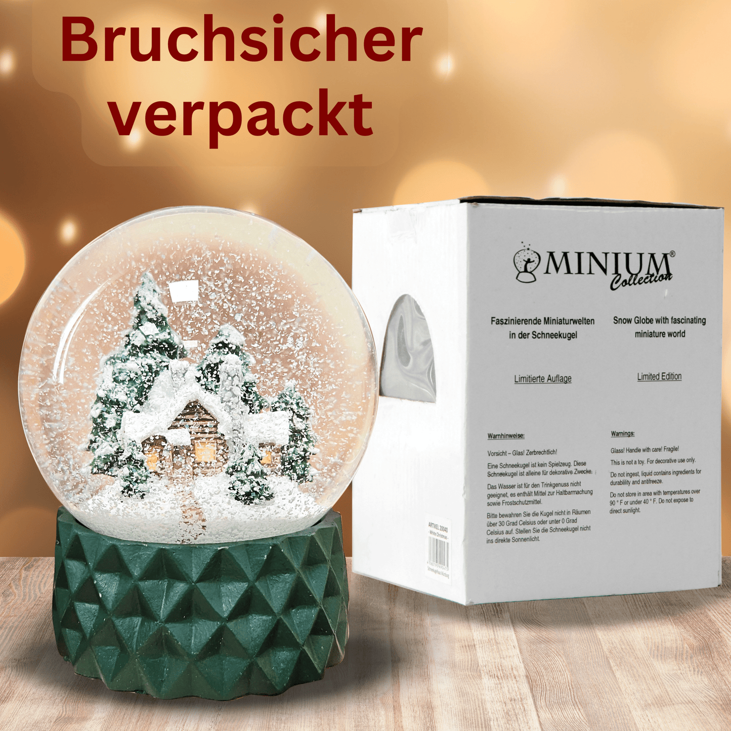 Schneekugel Hüttenzauber auf Sockel grün kubisch "PURE - Line" 10 cm Durchmesser - Schneekugelhaus