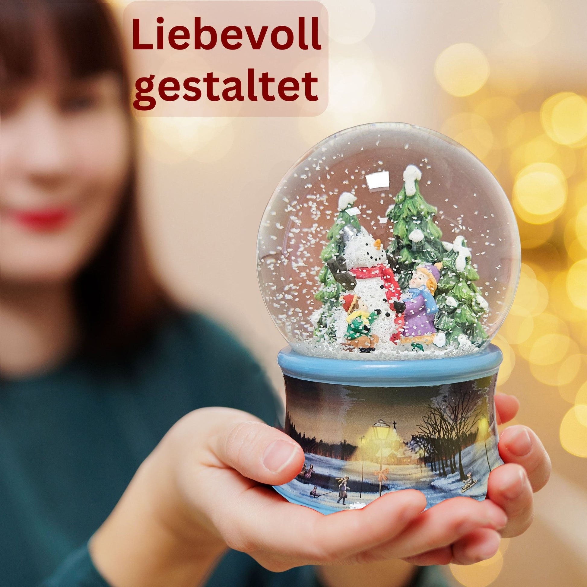 Schneekugel Kinder bauen Schneemann auf Sockel Winterlandschaft Eisläufer blau mit Spieluhr 10 cm Durchmesser - Schneekugelhaus