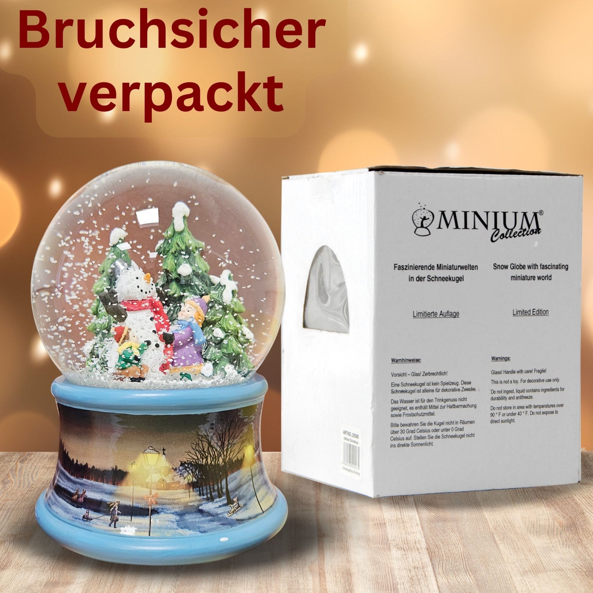 Schneekugel Kinder bauen Schneemann auf Sockel Winterlandschaft Eisläufer blau mit Spieluhr 10 cm Durchmesser - Schneekugelhaus