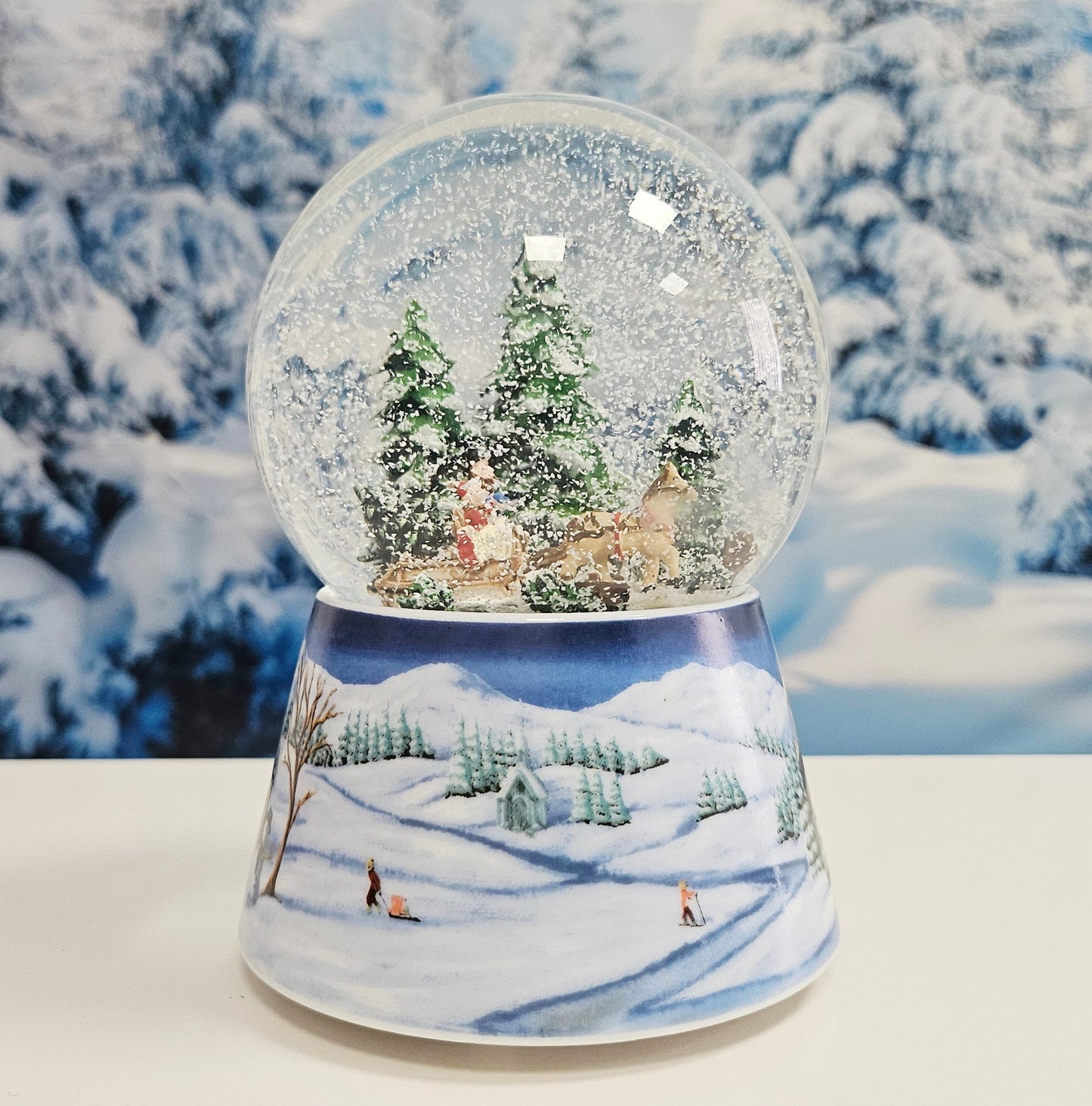 Schneekugel Kutschfahrt auf Sockel Winterlandschaft mittelblau mit Spieluhr 10 cm Durchmesser - Schneekugelhaus