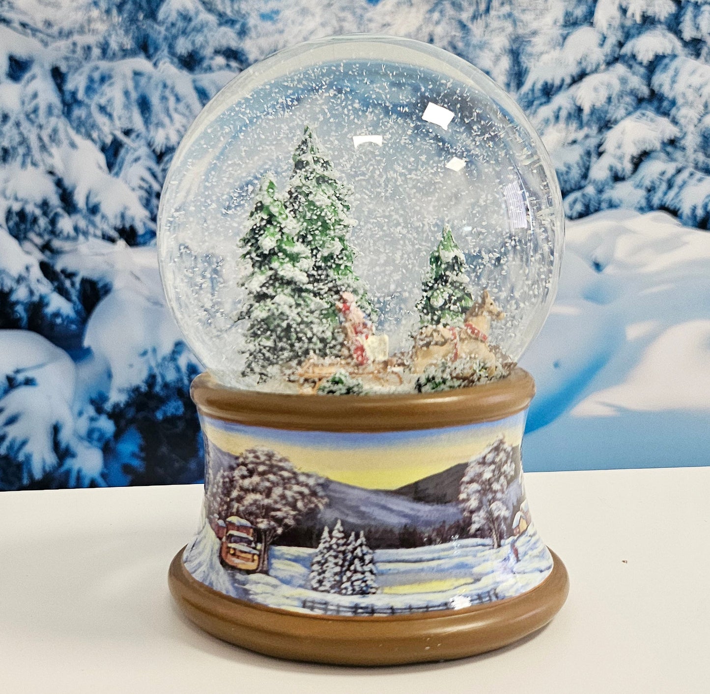 Schneekugel Kutschfahrt im Winterwald auf Sockel Winterlandschaft braun mit Spieluhr 10 cm Durchmesser - Schneekugelhaus