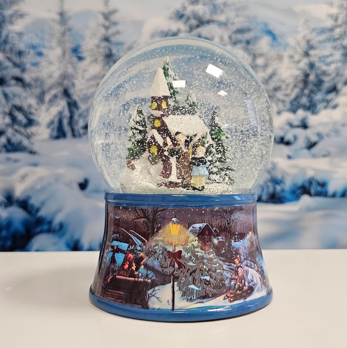 Schneekugel Romantischer Winterspaziergang auf Sockel nostalgischer Weihnachtsmarkt mit Spieluhr - Schneekugelhaus