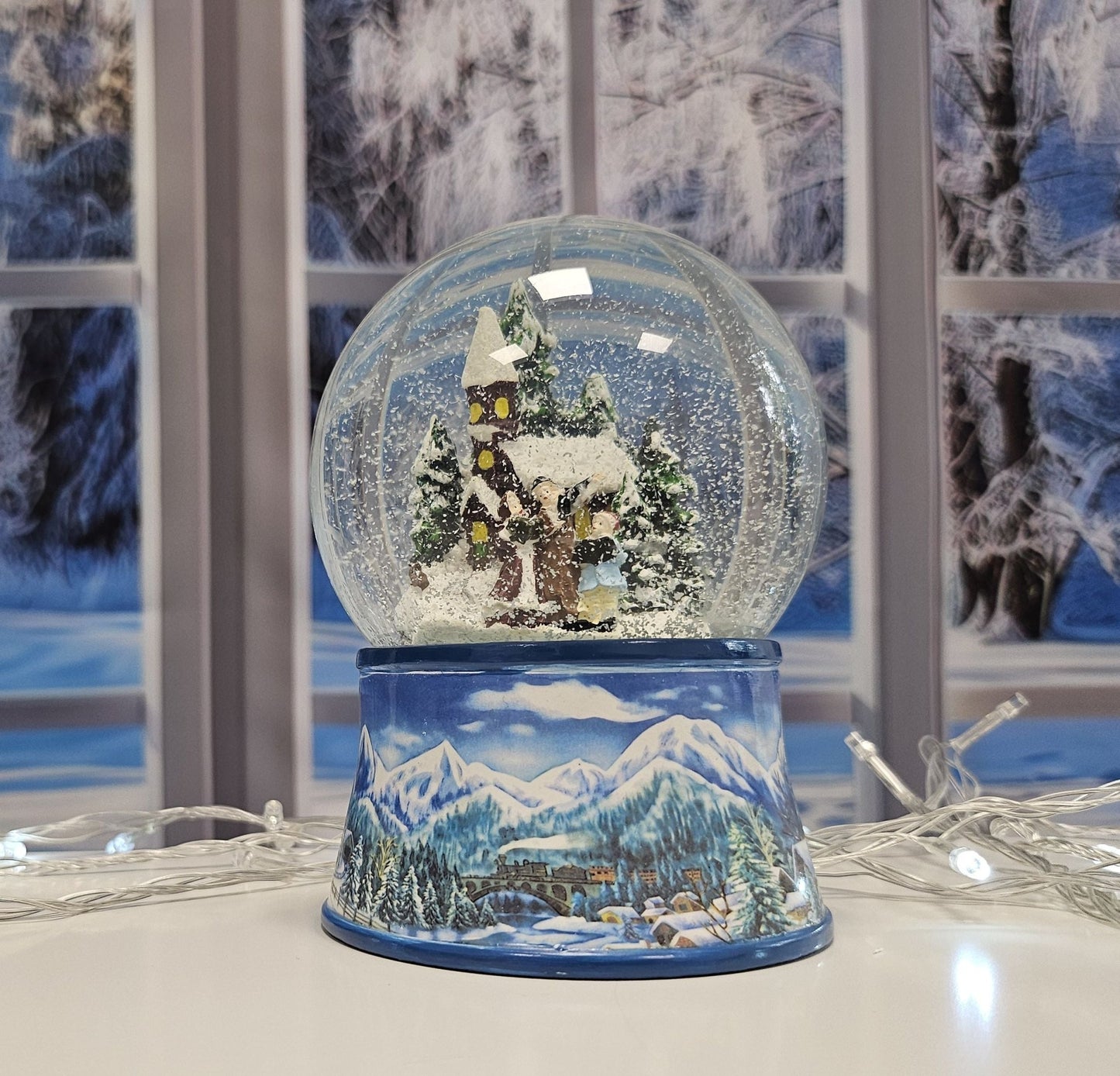 Schneekugel Romantischer Winterspaziergang auf Sockel Winterlandschaft hellblau mit Spieluhr - Schneekugelhaus