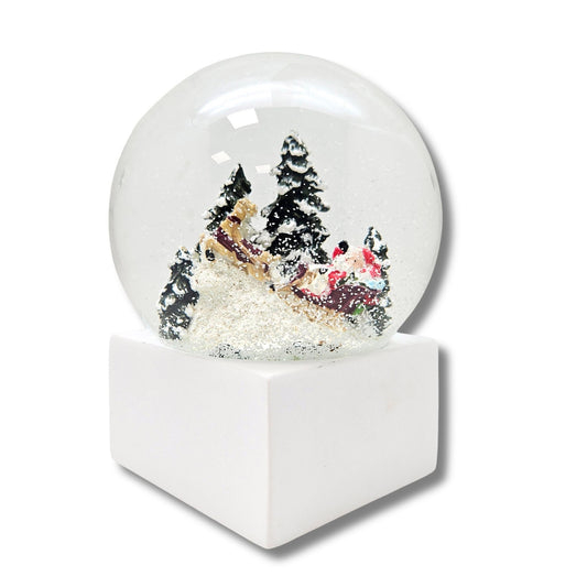 Schneekugel Santa auf Schlitten auf Sockel weiß eckig "PURE - Line" 10 cm Durchmesser - Schneekugelhaus