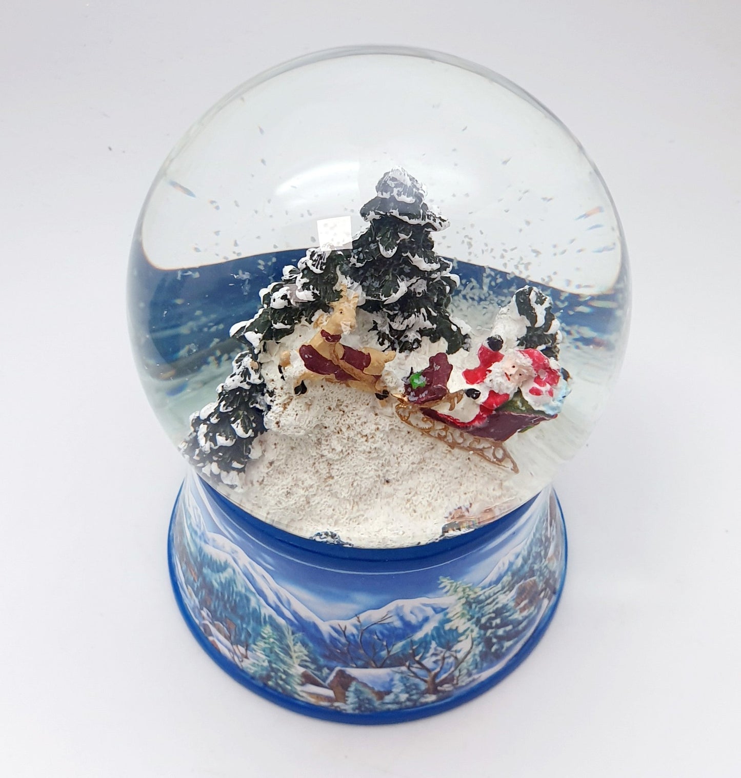 Schneekugel Santa kommt auf Schlitten auf Sockel Winterlandschaft mit Spieluhr 10 cm Durchmesser - Schneekugelhaus