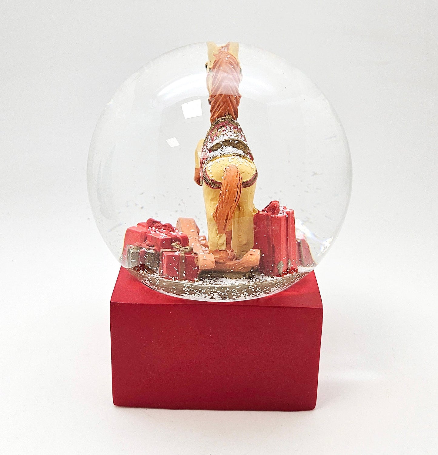 Schneekugel Schaukelpferd mit Geschenken rot eck "PURE - Line" 10 cm Durchmesser - Schneekugelhaus