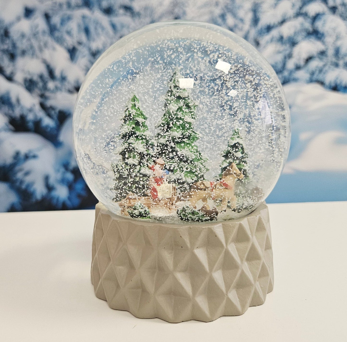 Schneekugel Schlittenfahrt auf Sockel sand farben kubisch "PURE - Line" 10 cm Durchmesser - Schneekugelhaus
