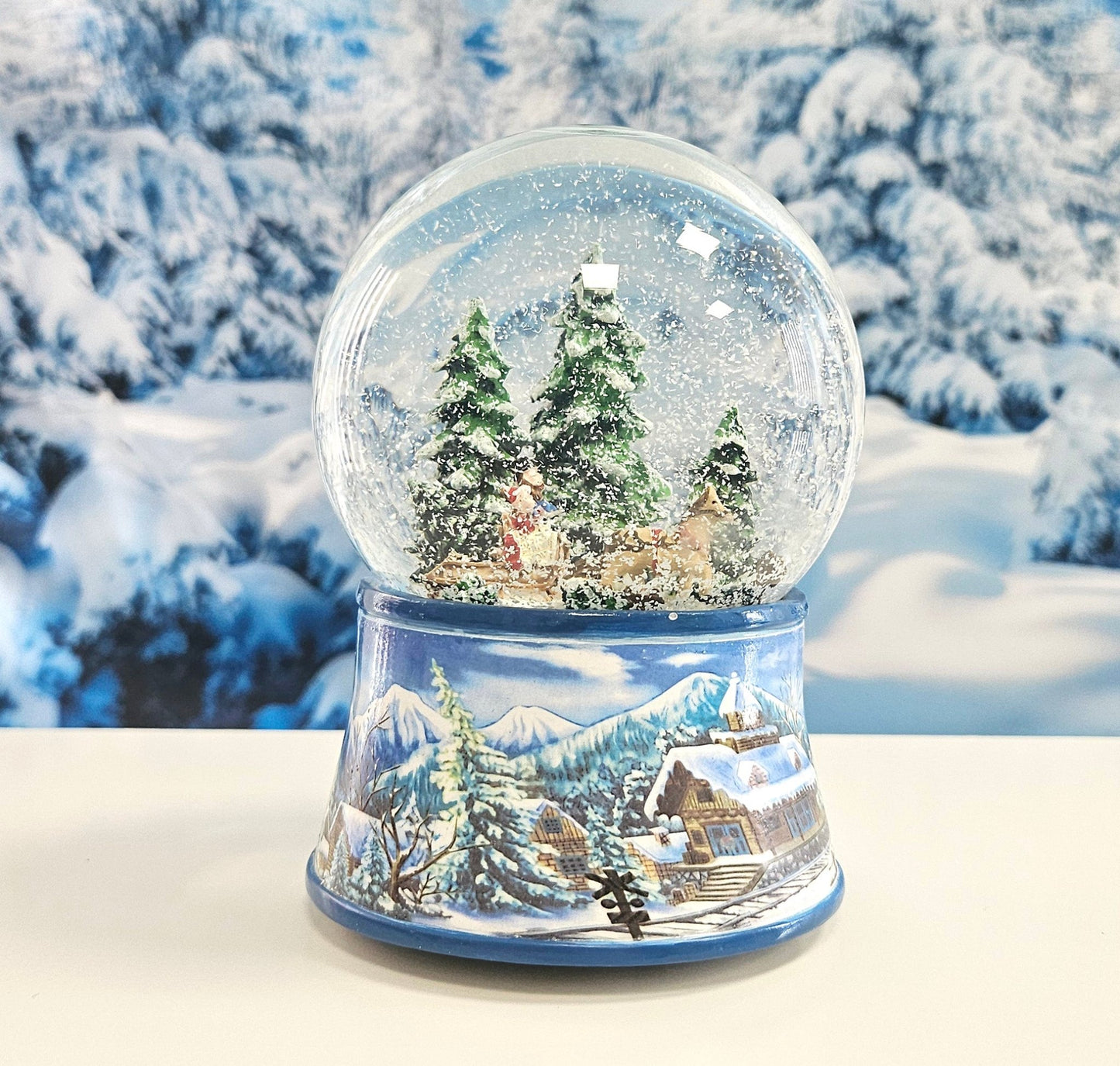 Schneekugel Schlittenfahrt auf Sockel Winterlandschaft mit Spieluhr 10 cm Durchmesser - Schneekugelhaus