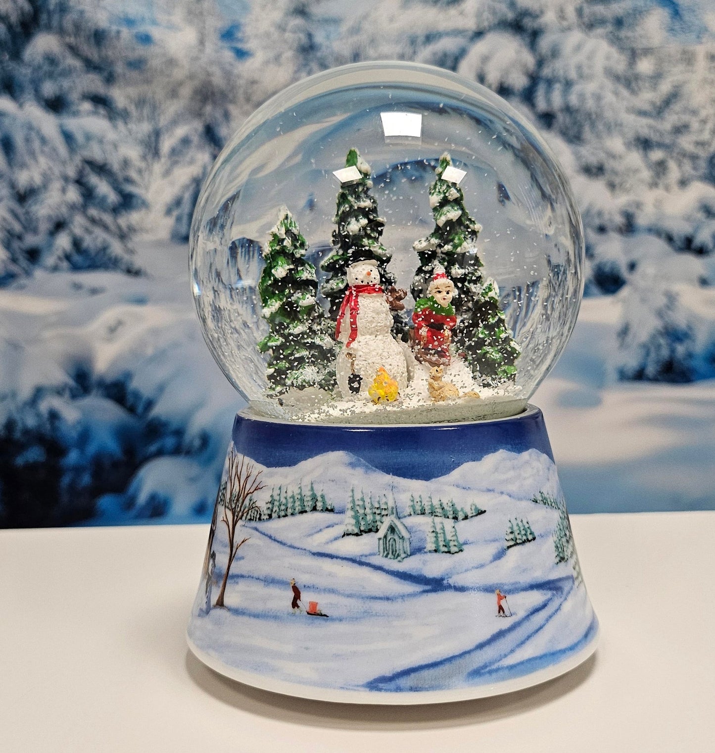 Schneekugel Schneemann bauen mit Lagerfeuer auf Sockel Winterlandschaft mit Spieluhr 10 cm Durchmesser - Schneekugelhaus