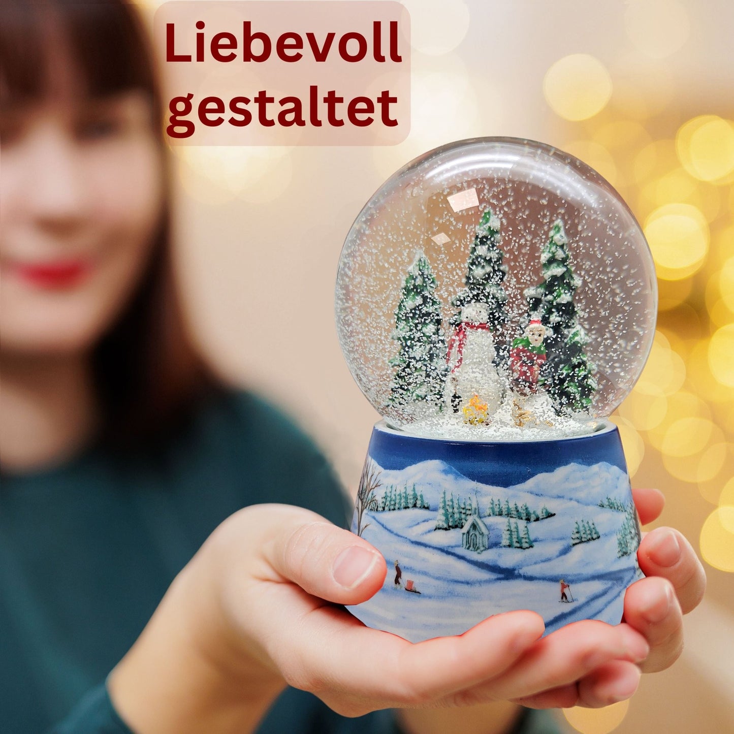 Schneekugel Schneemann bauen mit Lagerfeuer auf Sockel Winterlandschaft mit Spieluhr 10 cm Durchmesser - Schneekugelhaus