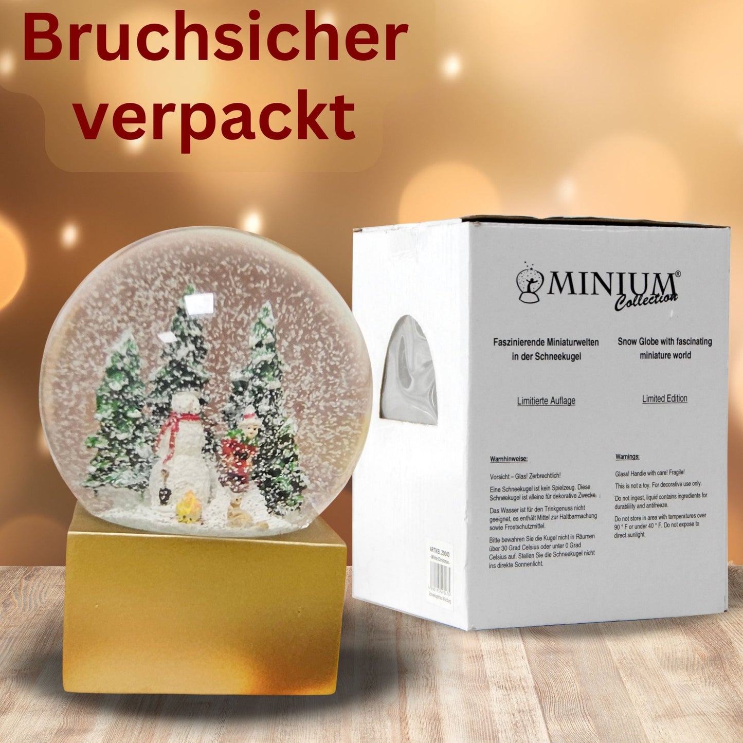 Schneekugel Schneemann steht vor Lagerfeuer auf Sockel golden eckig "PURE - Line" 10 cm Durchmesser - Schneekugelhaus