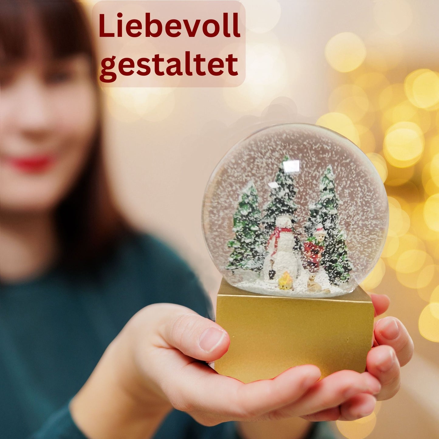 Schneekugel Schneemann steht vor Lagerfeuer auf Sockel golden eckig "PURE - Line" 10 cm Durchmesser - Schneekugelhaus