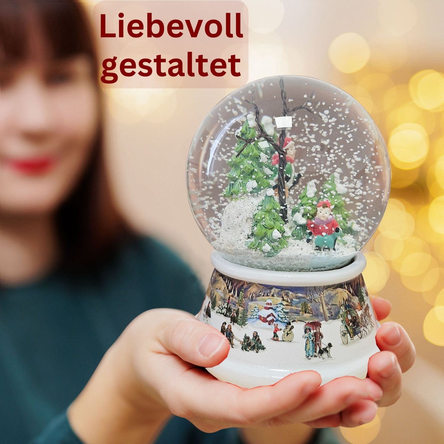 Schneekugel Skifahrer im Winterwald auf Sockel nostalgische Schneelandschaft mit Spieluhr 10 cm Durchmesser - Schneekugelhaus