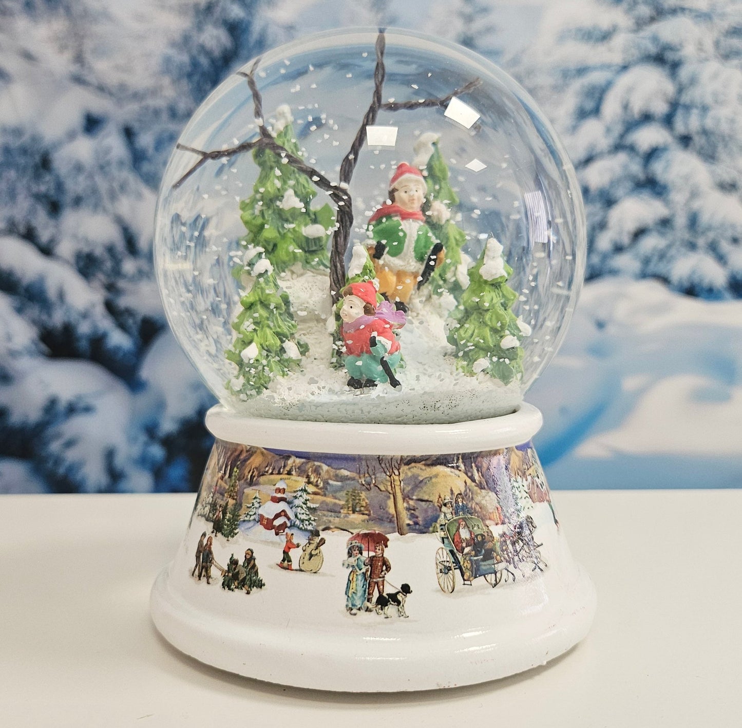Schneekugel Skifahrer im Winterwald auf Sockel nostalgische Schneelandschaft mit Spieluhr 10 cm Durchmesser - Schneekugelhaus