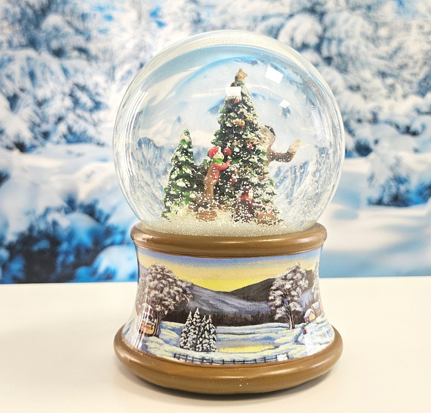 Schneekugel Weihnachtsbaum schmücken auf Sockel Winterlandschaft braun mit Spieluhr 10 cm Durchmesser - Schneekugelhaus