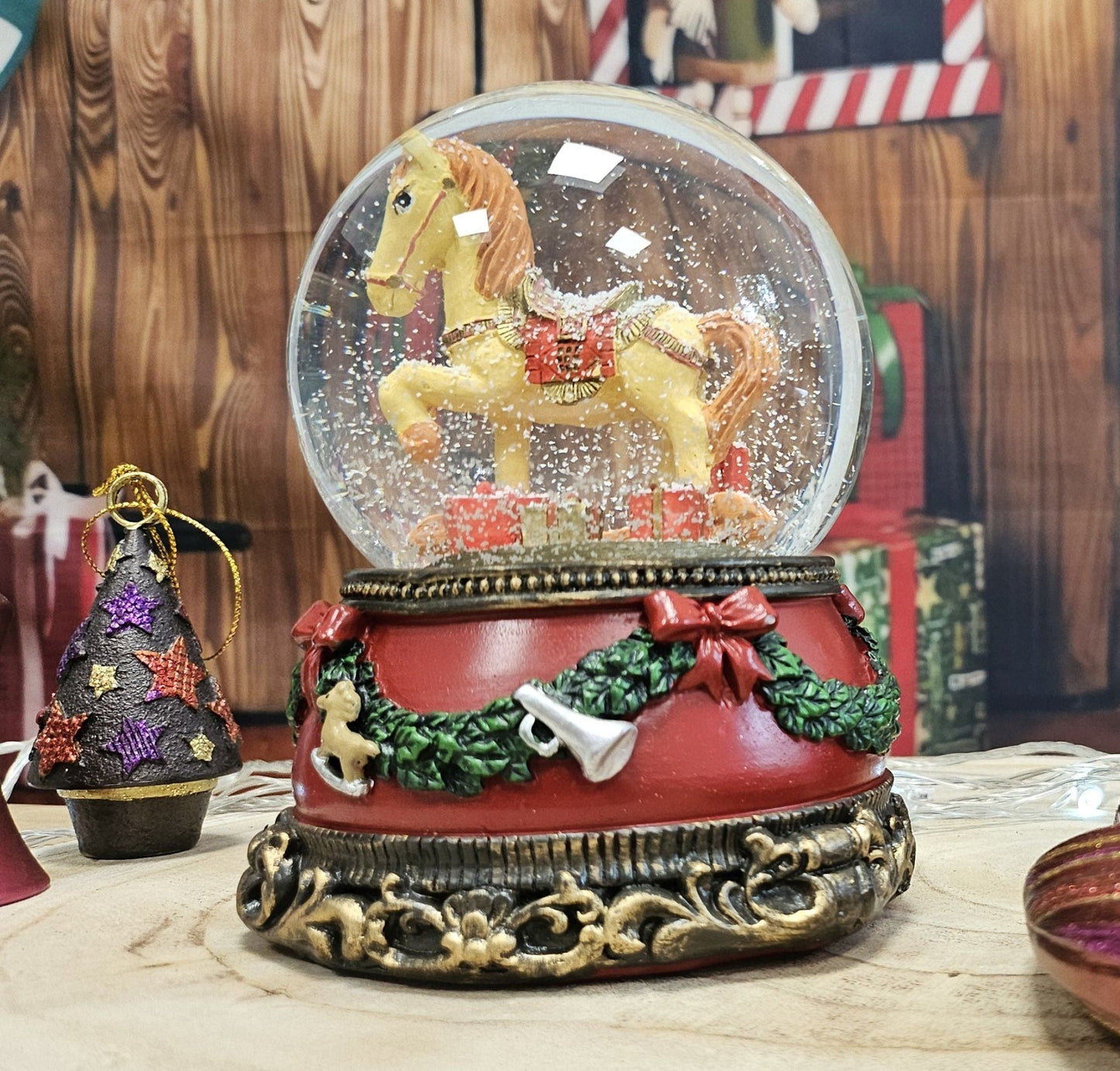 Schöne Schneekugel Schaukelpferd mit Geschenken auf Sockel Weihnachtsdekor rot mm Durchmesser mit Spieluhr - Schneekugelhaus