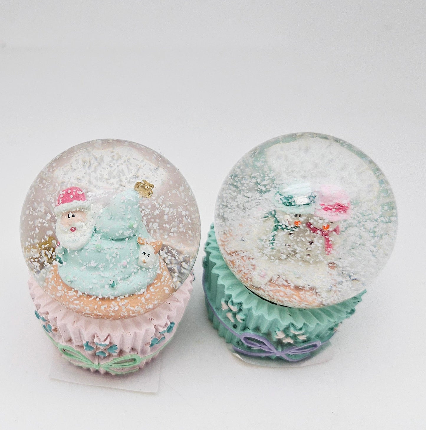 Süße Mini - Schneekugel Muffin rosa Santa auf Sockel Weihnachtsbäckerei 45 mm Durchmesser - Schneekugelhaus