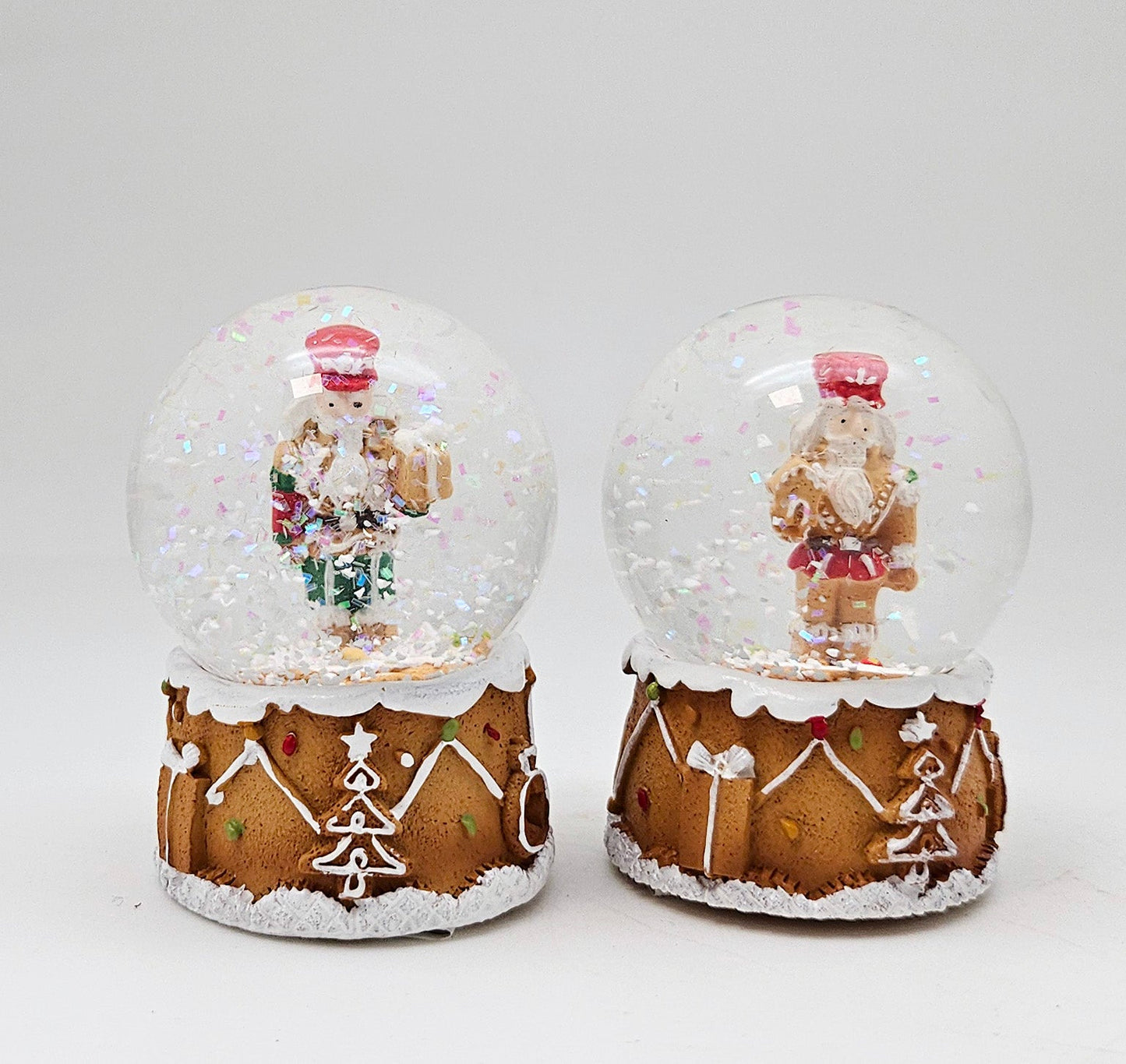 Süße Mini - Schneekugel Nussknacker Lebkuchenhaus ocker auf Sockel Weihnachtsbäckerei 45 mm Durchmesser - Schneekugelhaus