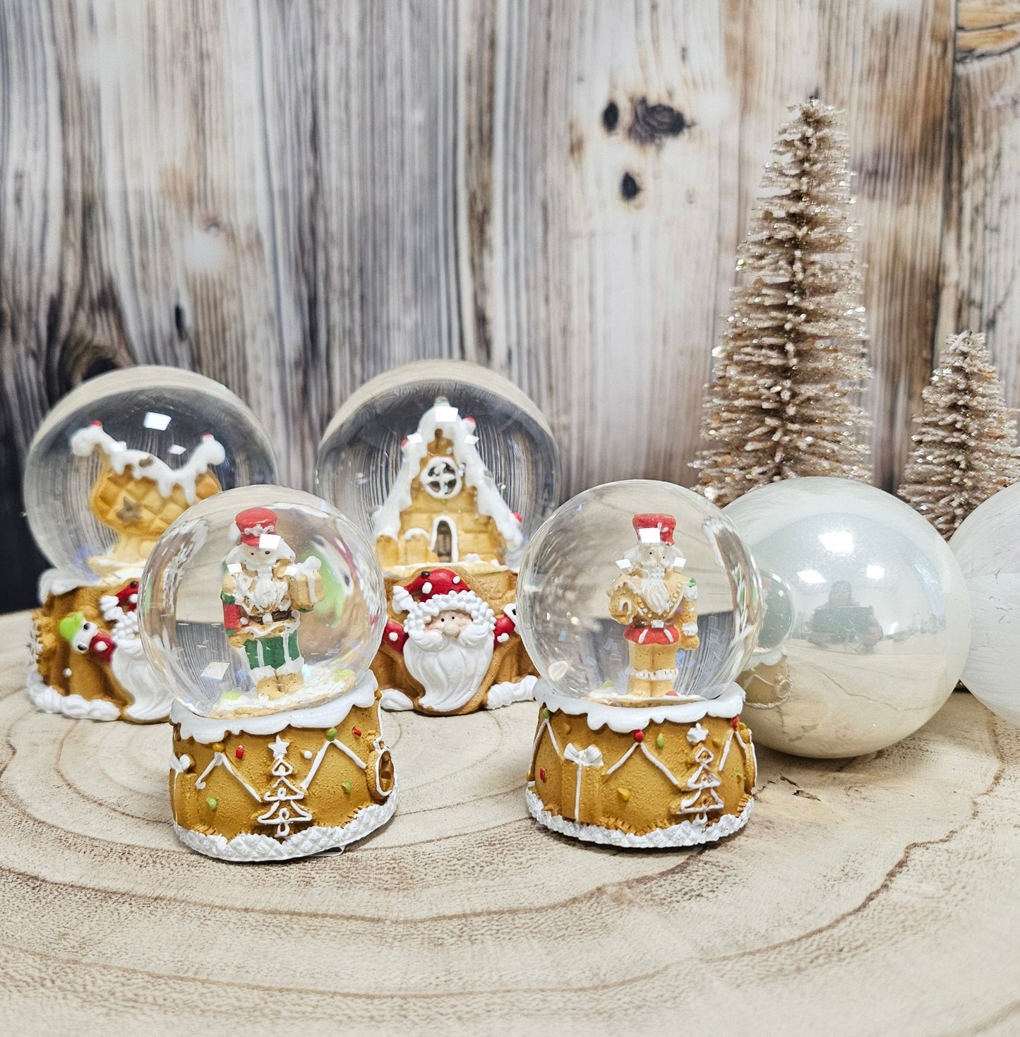 Süße Mini - Schneekugel Nussknacker Lebkuchenhaus ocker auf Sockel Weihnachtsbäckerei 45 mm Durchmesser - Schneekugelhaus
