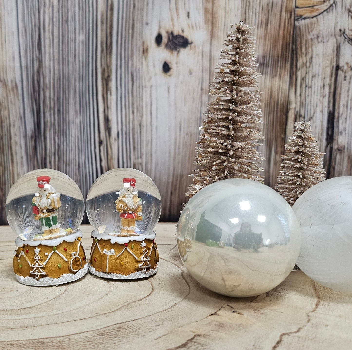 Süße Mini - Schneekugel Nussknacker Lebkuchenhaus ocker auf Sockel Weihnachtsbäckerei 45 mm Durchmesser - Schneekugelhaus