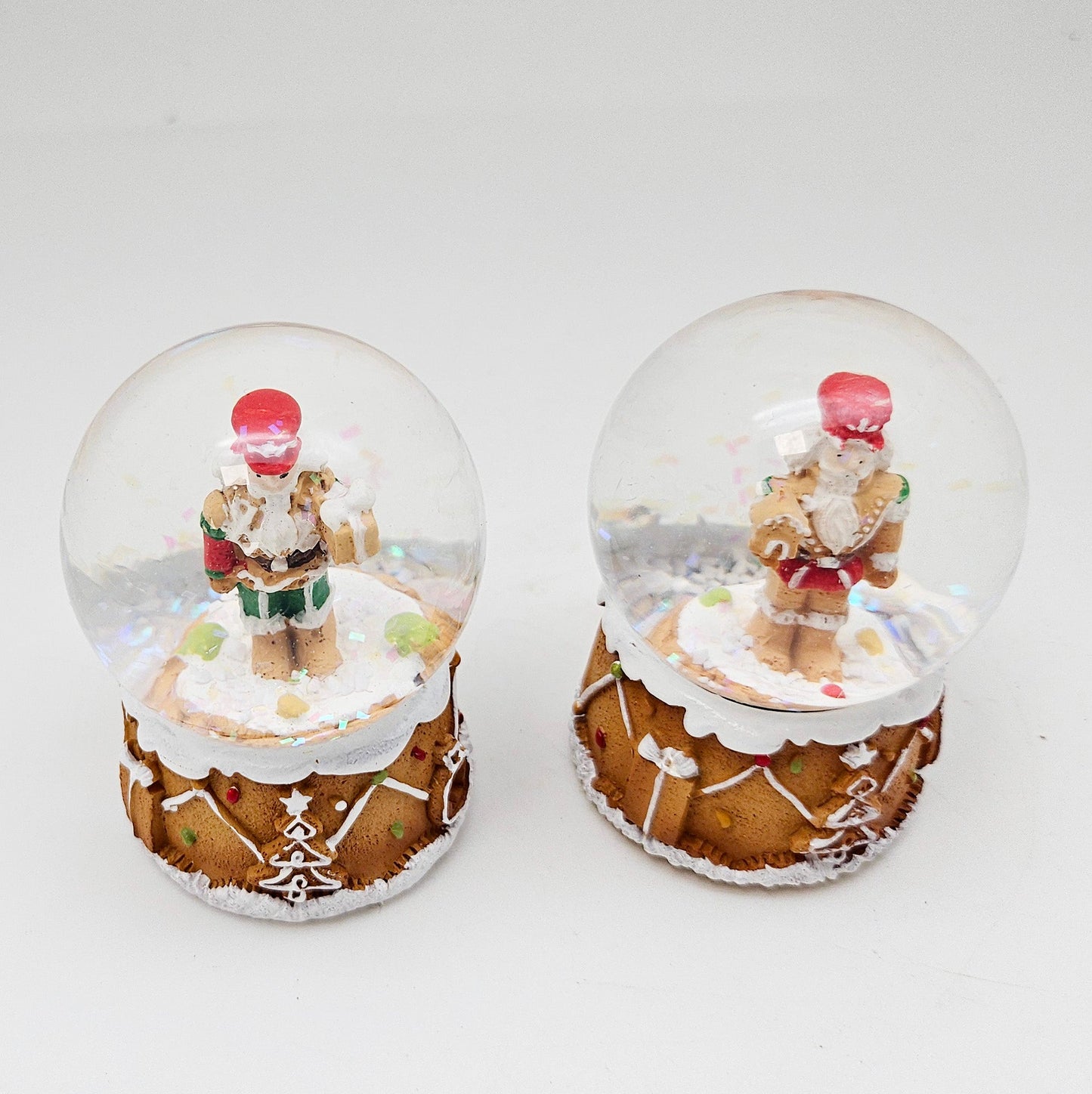 Süße Mini - Schneekugel Nussknacker Lebkuchenhaus ocker auf Sockel Weihnachtsbäckerei 45 mm Durchmesser - Schneekugelhaus