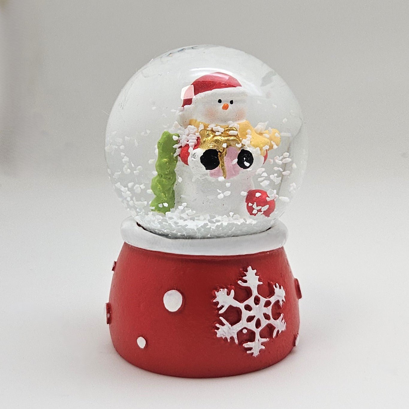 Süße Mini - Schneekugel Schneemann auf Sockel rot weiße Schneeeflocke B: 45mm - Schneekugelhaus