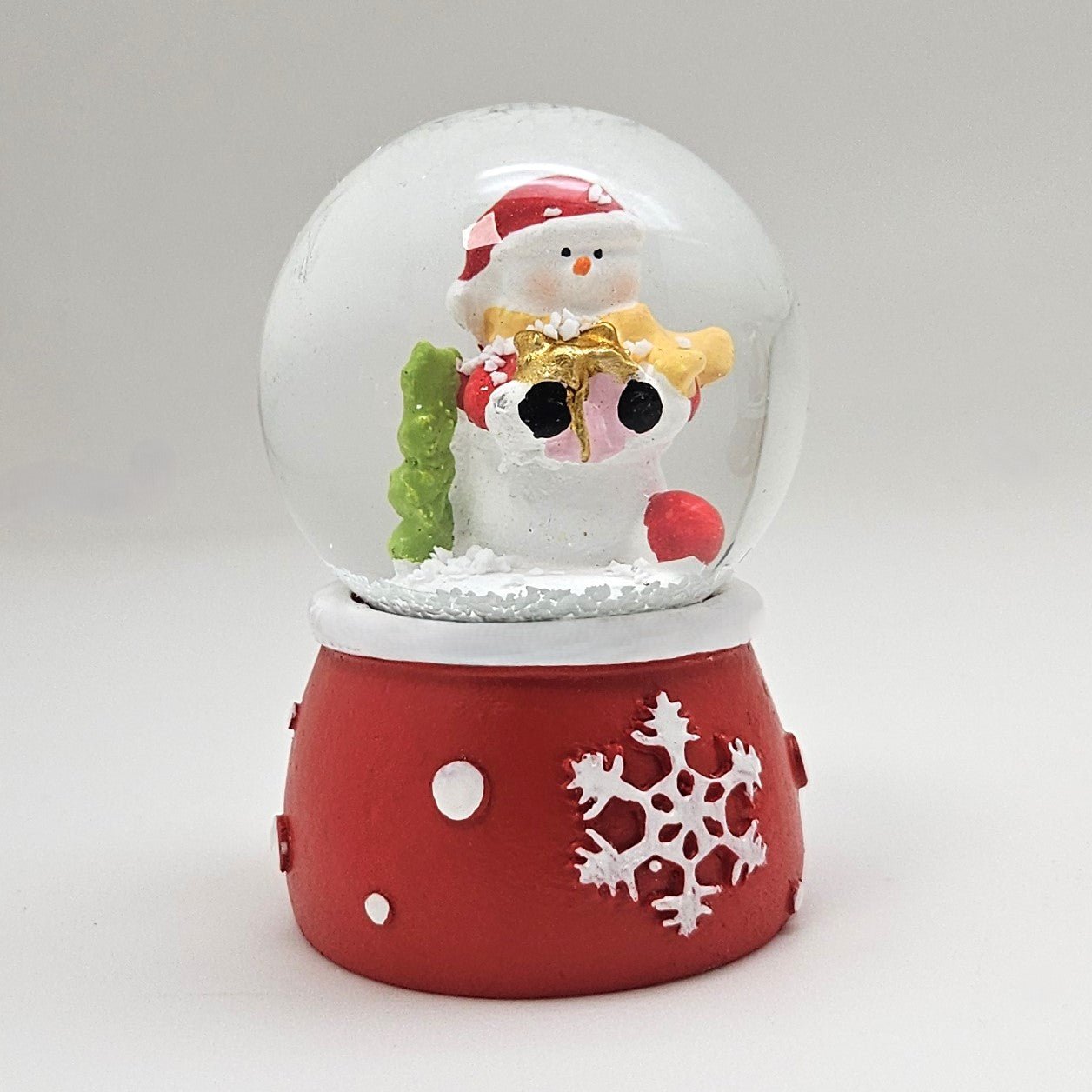Süße Mini - Schneekugel Schneemann auf Sockel rot weiße Schneeeflocke B: 45mm - Schneekugelhaus