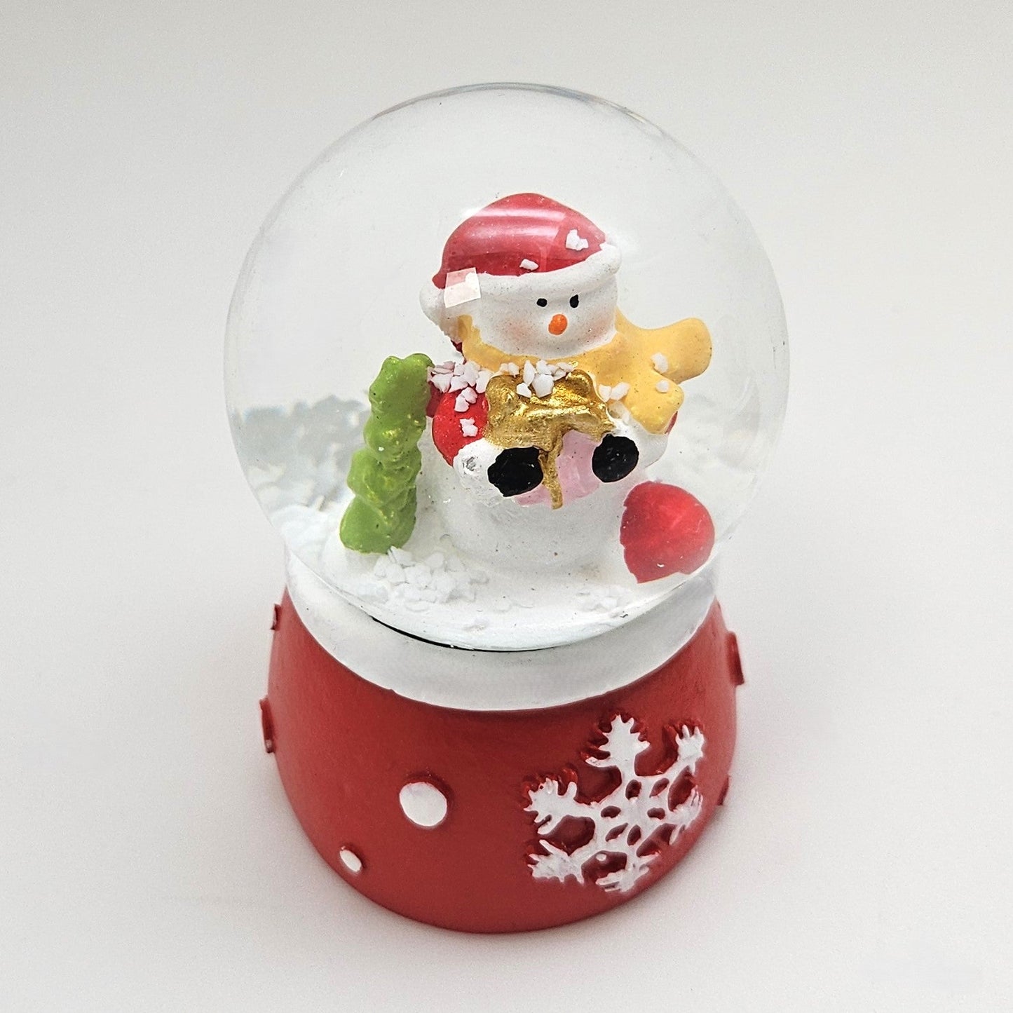 Süße Mini - Schneekugel Schneemann auf Sockel rot weiße Schneeeflocke B: 45mm - Schneekugelhaus