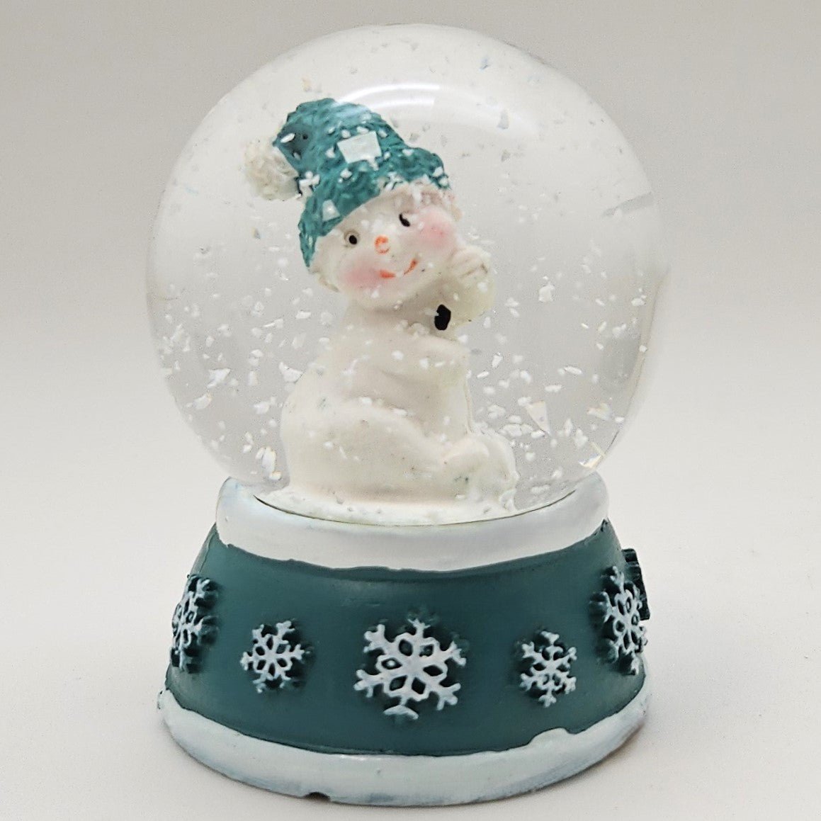 Süße Mini - Schneekugel Schneemann dreht sich auf Sockel türkis weiße Schneeeflocke B: 45mm - Schneekugelhaus