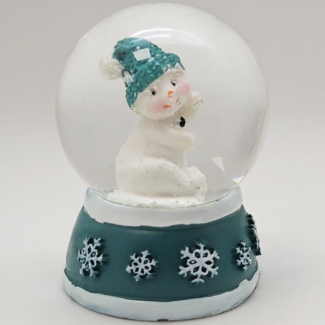 Süße Mini - Schneekugel Schneemann dreht sich auf Sockel türkis weiße Schneeeflocke B: 45mm - Schneekugelhaus
