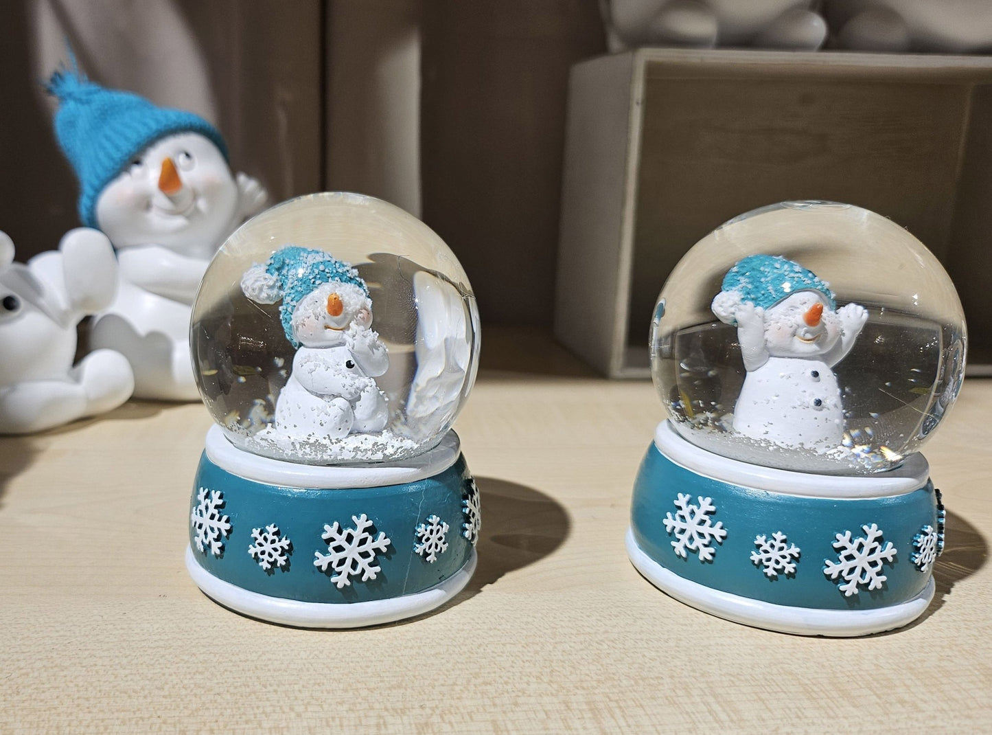 Süße Mini - Schneekugel Schneemann dreht sich auf Sockel türkis weiße Schneeeflocke B: 45mm - Schneekugelhaus