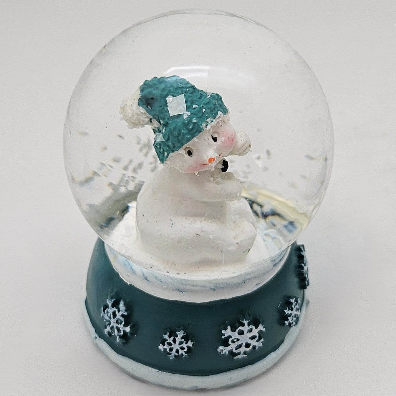 Süße Mini - Schneekugel Schneemann dreht sich auf Sockel türkis weiße Schneeeflocke B: 45mm - Schneekugelhaus