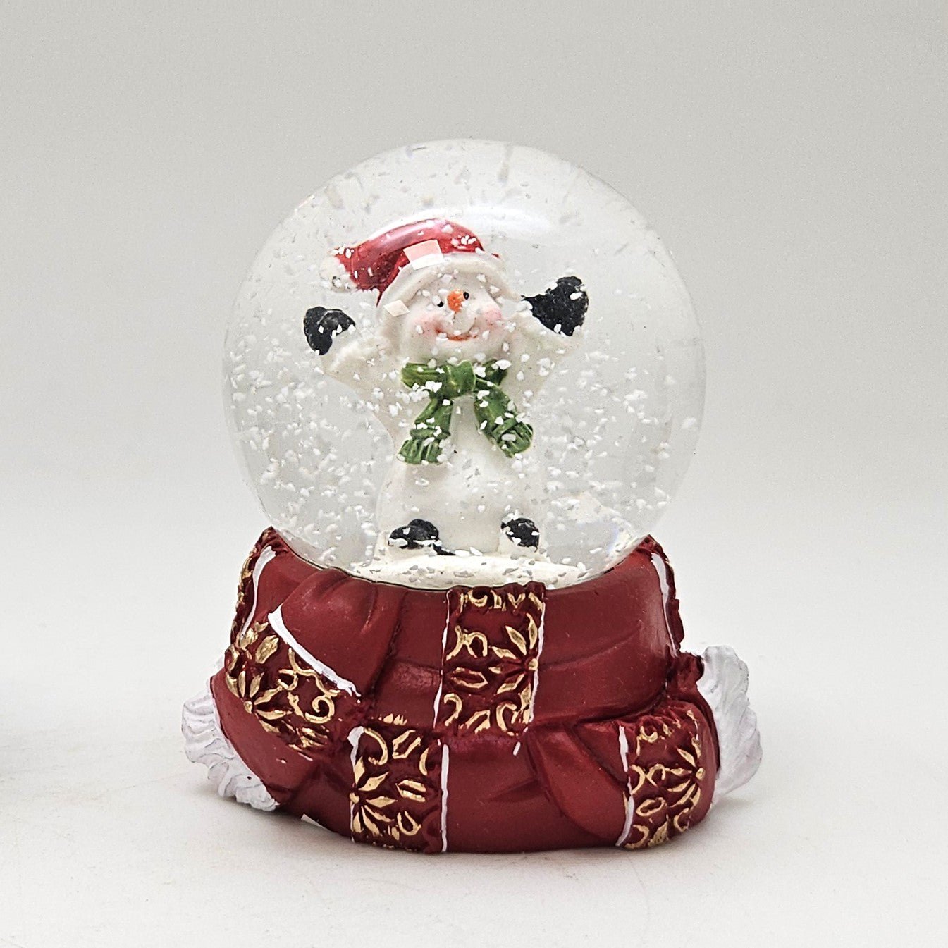 Süße Mini - Schneekugel Schneemann grüner Schal auf Sockel rot gold Winterschal B: 45mm - Schneekugelhaus