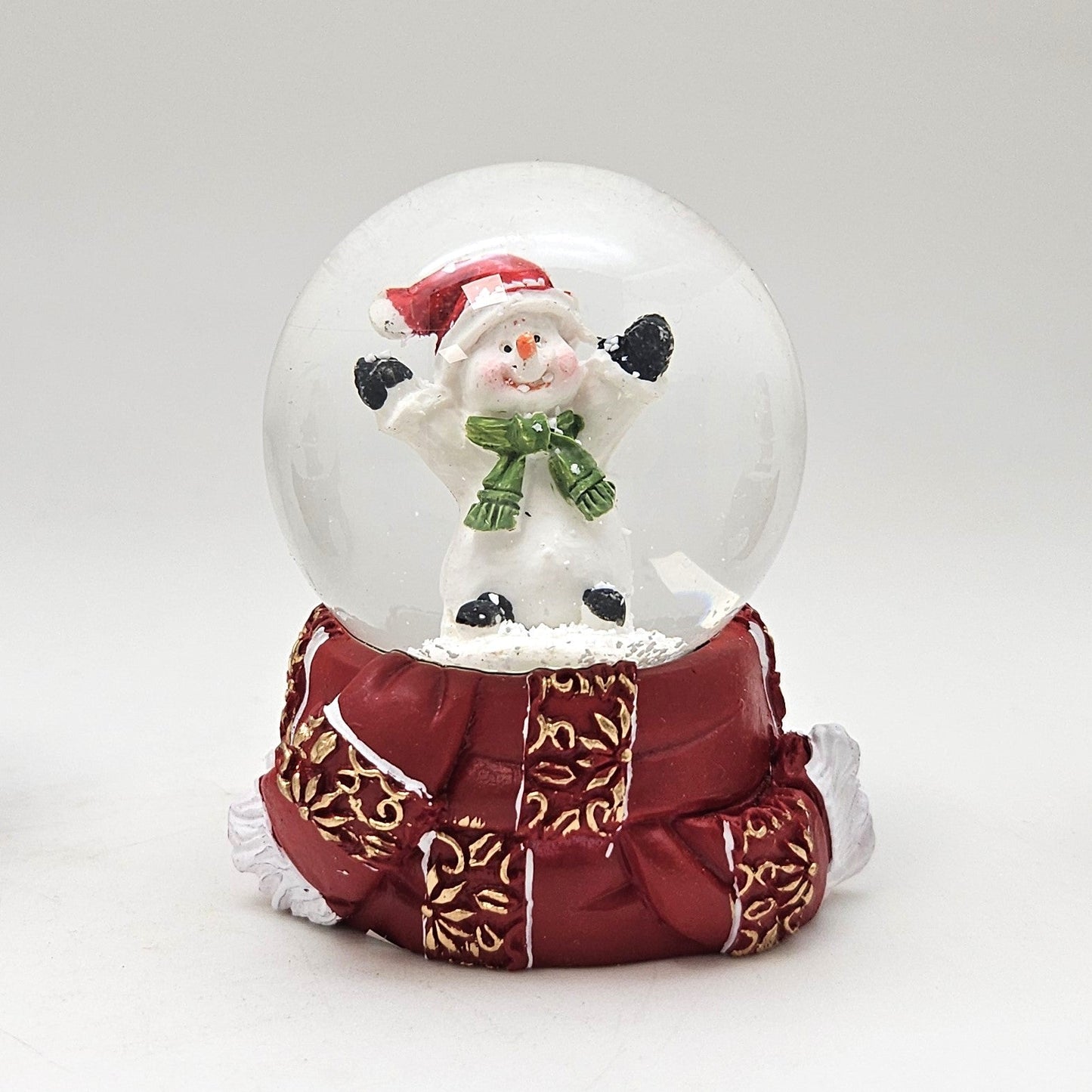 Süße Mini - Schneekugel Schneemann grüner Schal auf Sockel rot gold Winterschal B: 45mm - Schneekugelhaus