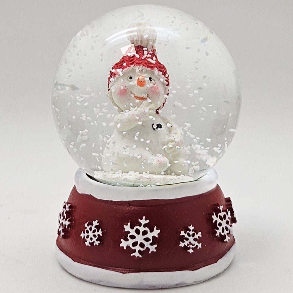 Süße Mini - Schneekugel Schneemann Hand am Mund auf Sockel rot weiße Schneeeflocke B: 45mm - Schneekugelhaus