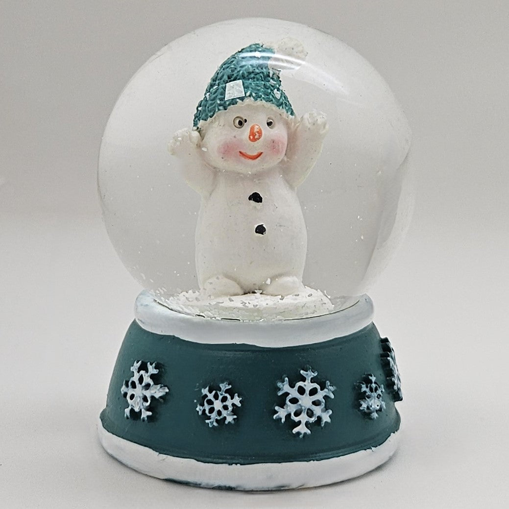 Süße Mini - Schneekugel Schneemann Hände hoch auf Sockel türkis weiße Schneeeflocke B: 45mm - Schneekugelhaus