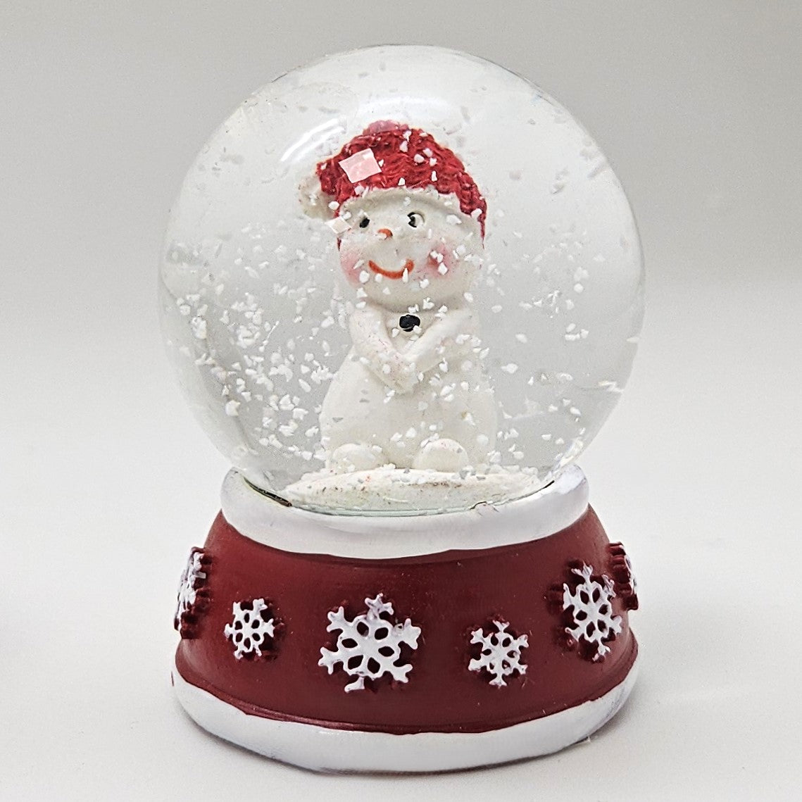 Süße Mini - Schneekugel Schneemann Hände zusammen auf Sockel rot weiße Schneeeflocke B: 45mm - Schneekugelhaus