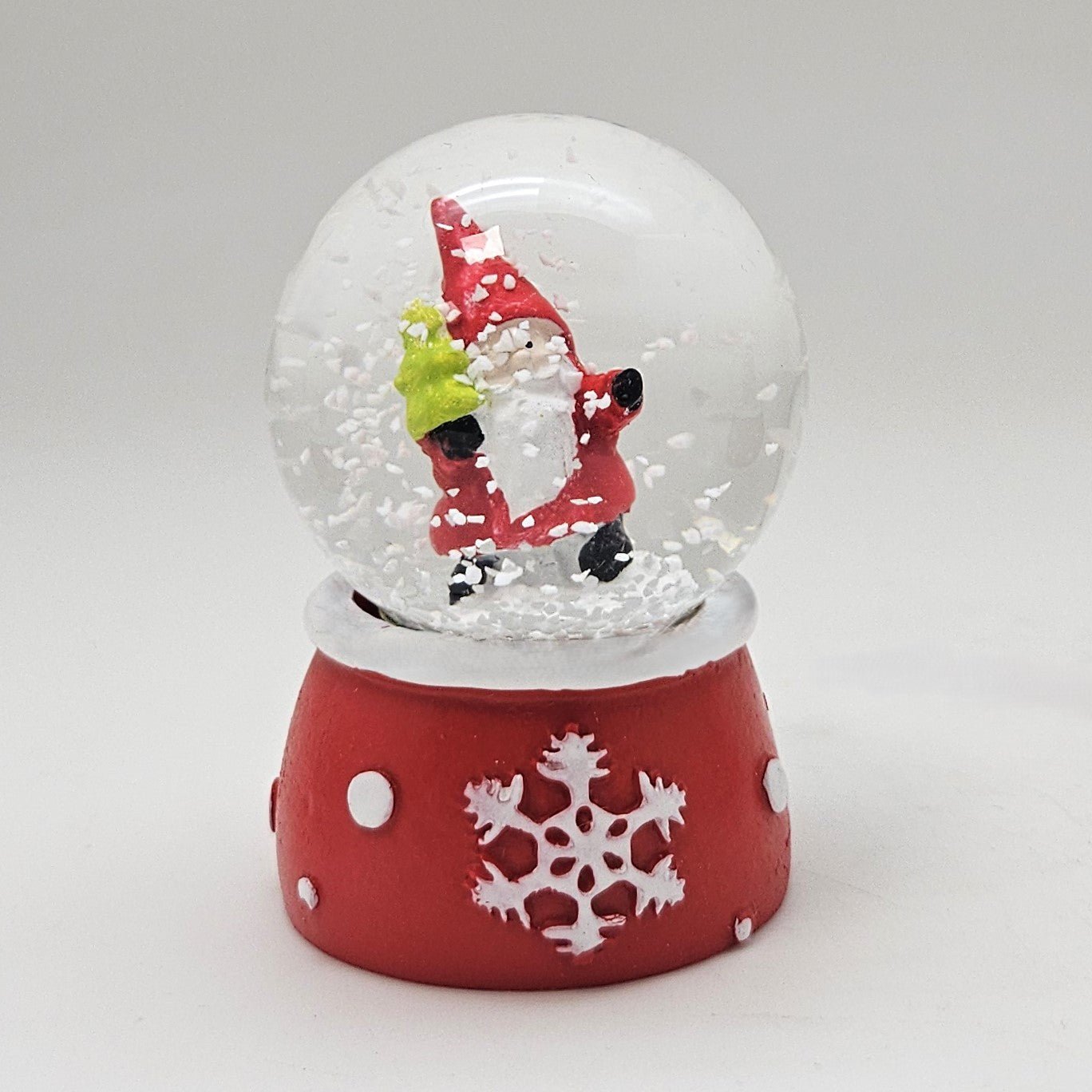 Süße Mini - Schneekugel Weihnachtsmann auf Sockel rot weiße Schneeeflocke B: 45mm - Schneekugelhaus