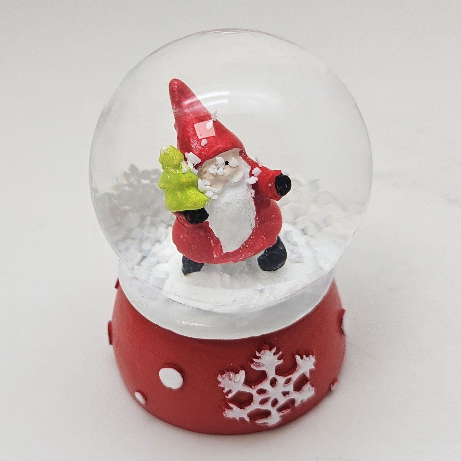 Süße Mini - Schneekugel Weihnachtsmann auf Sockel rot weiße Schneeeflocke B: 45mm - Schneekugelhaus