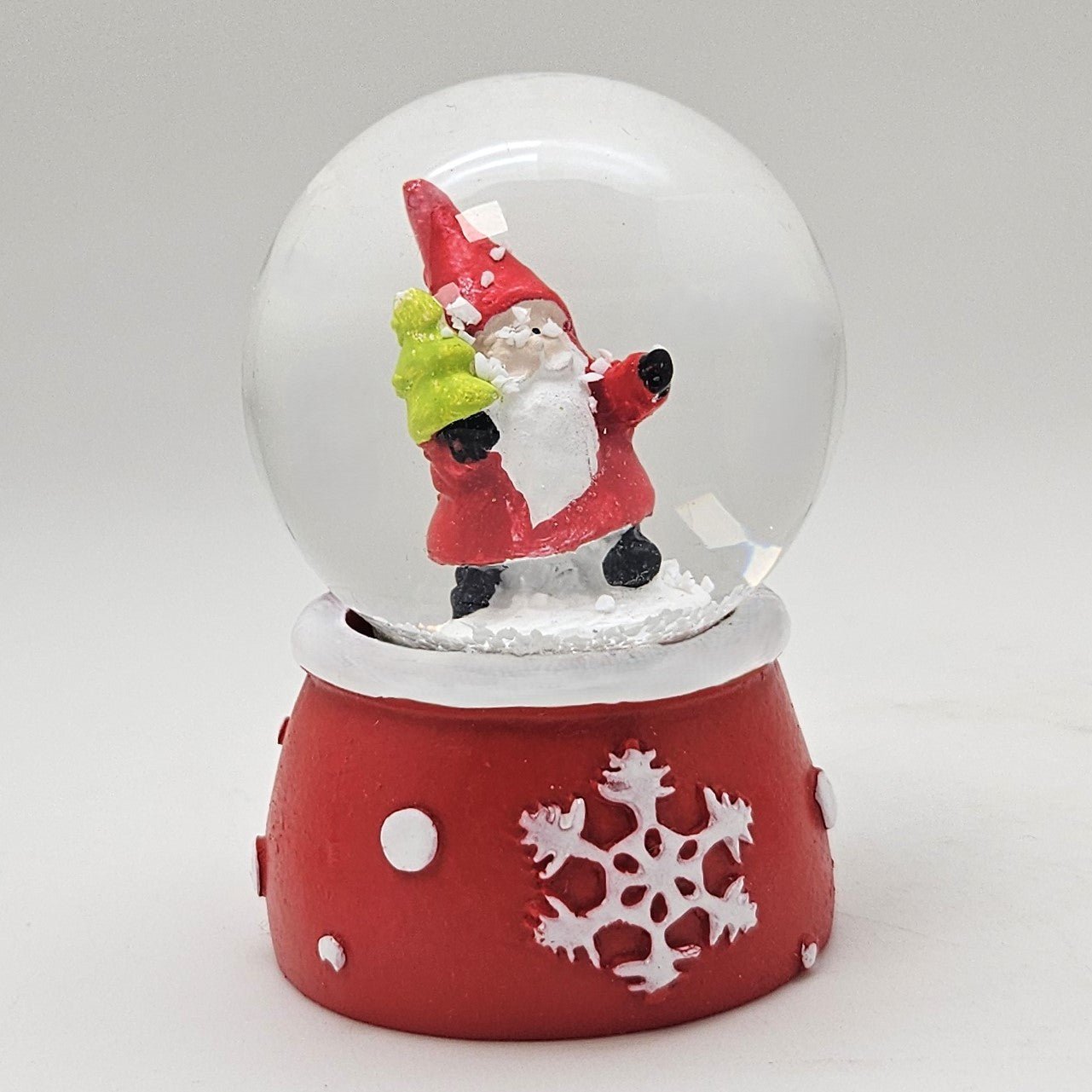 Süße Mini - Schneekugel Weihnachtsmann auf Sockel rot weiße Schneeeflocke B: 45mm - Schneekugelhaus