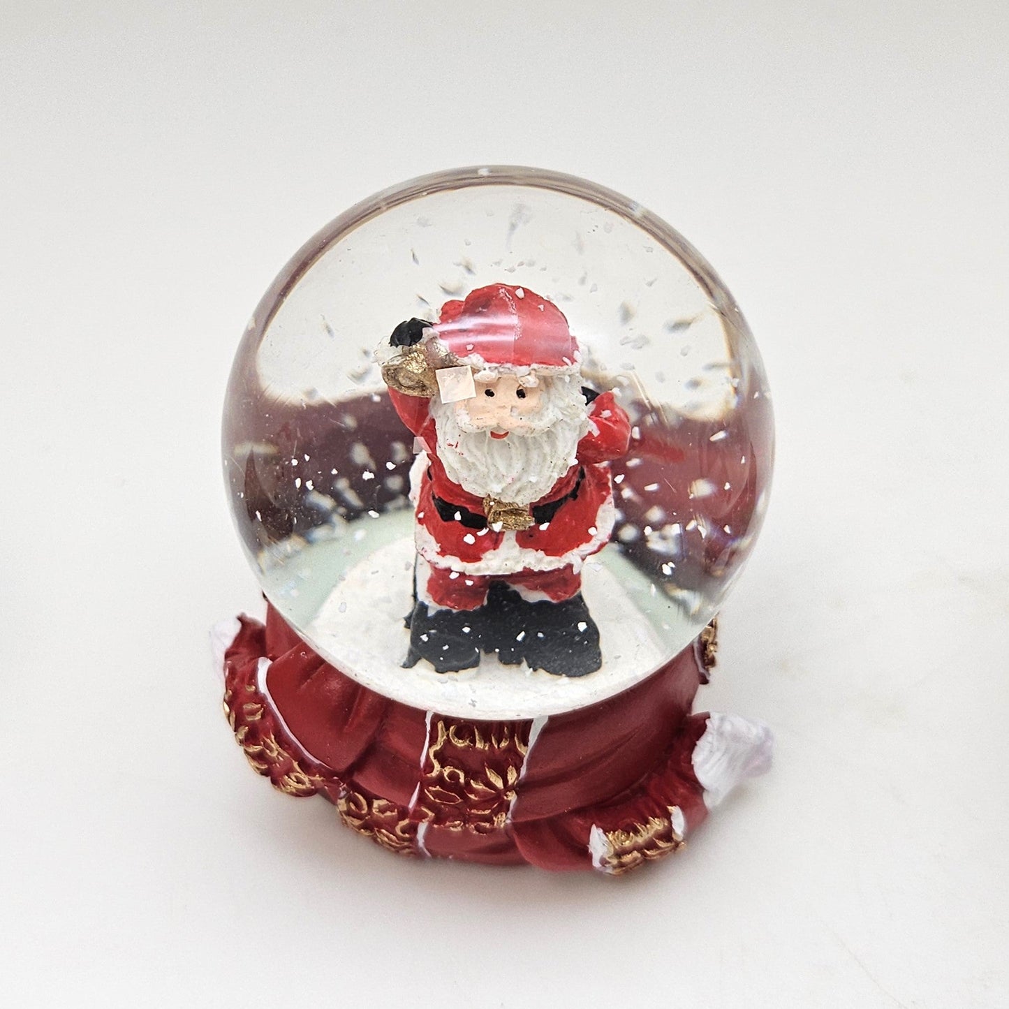 Süße Mini - Schneekugel Weihnachtsmann goldene Kugel auf Sockel rot gold Winterschal B: 45mm - Schneekugelhaus
