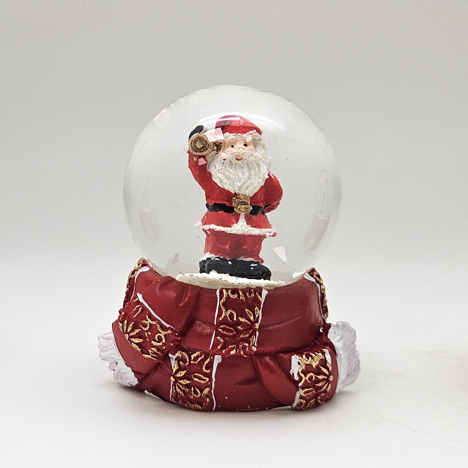 Süße Mini - Schneekugel Weihnachtsmann goldene Kugel auf Sockel rot gold Winterschal B: 45mm - Schneekugelhaus