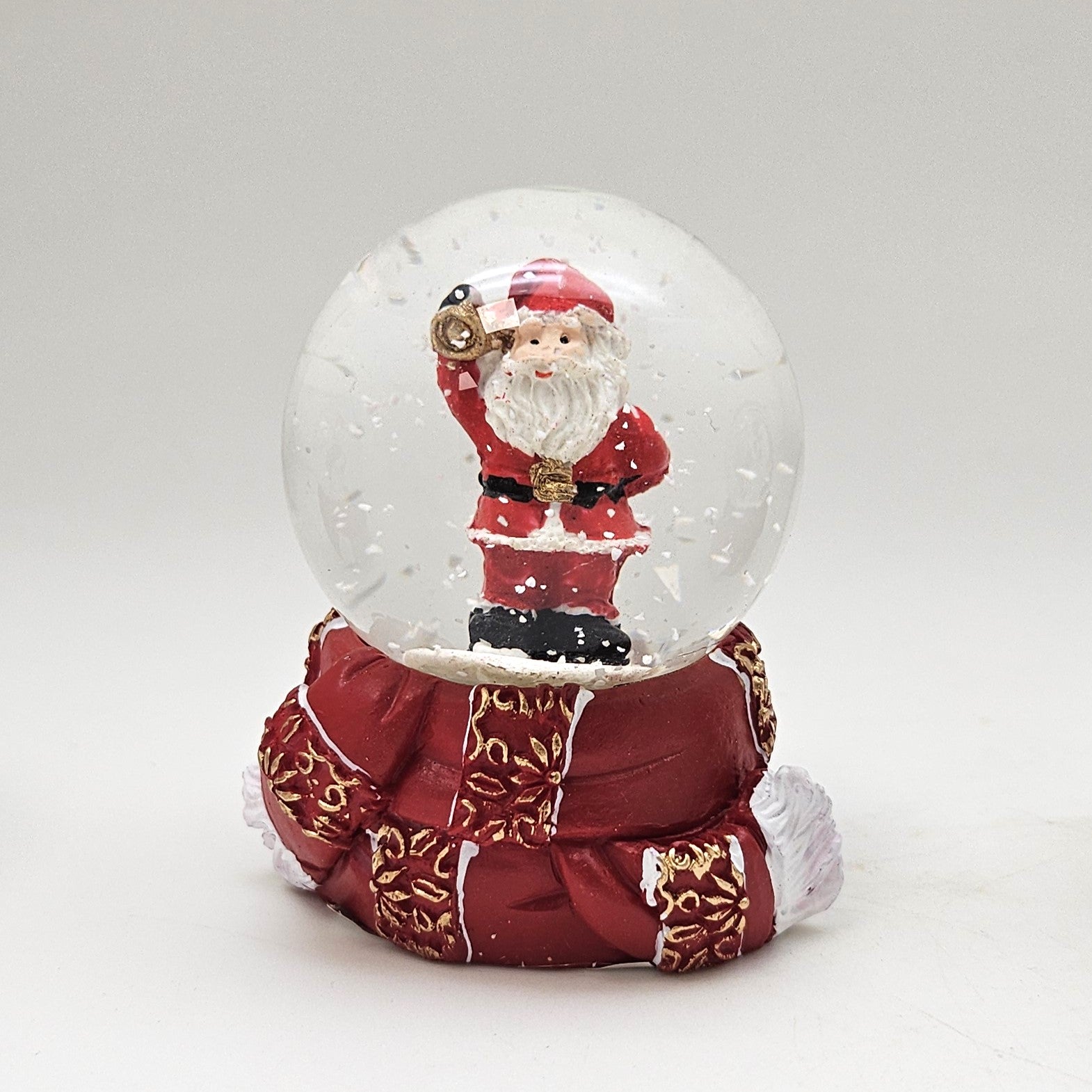 Süße Mini - Schneekugel Weihnachtsmann goldene Kugel auf Sockel rot gold Winterschal B: 45mm - Schneekugelhaus